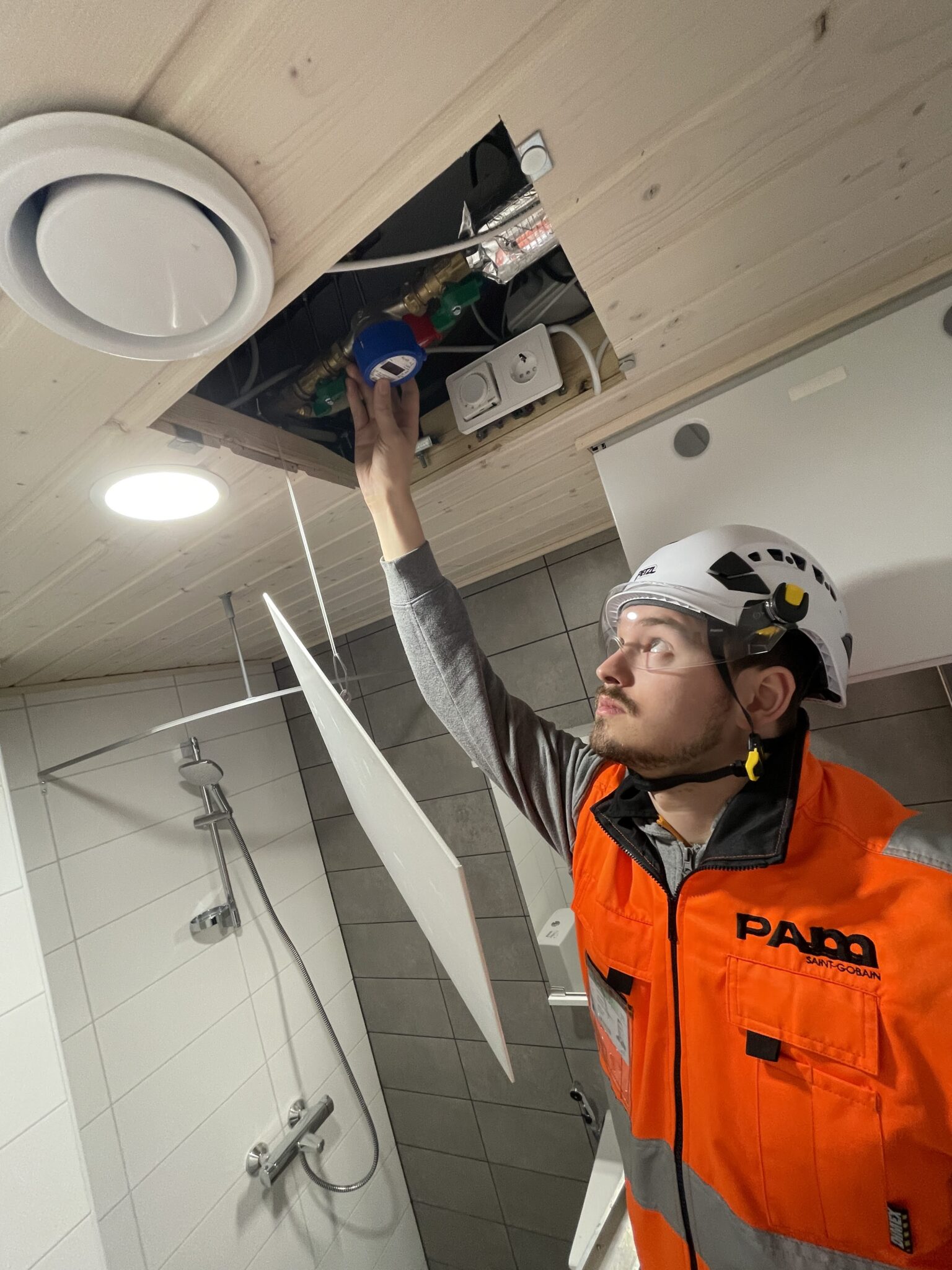 Vesimittarin lukeminen kerrostalossa